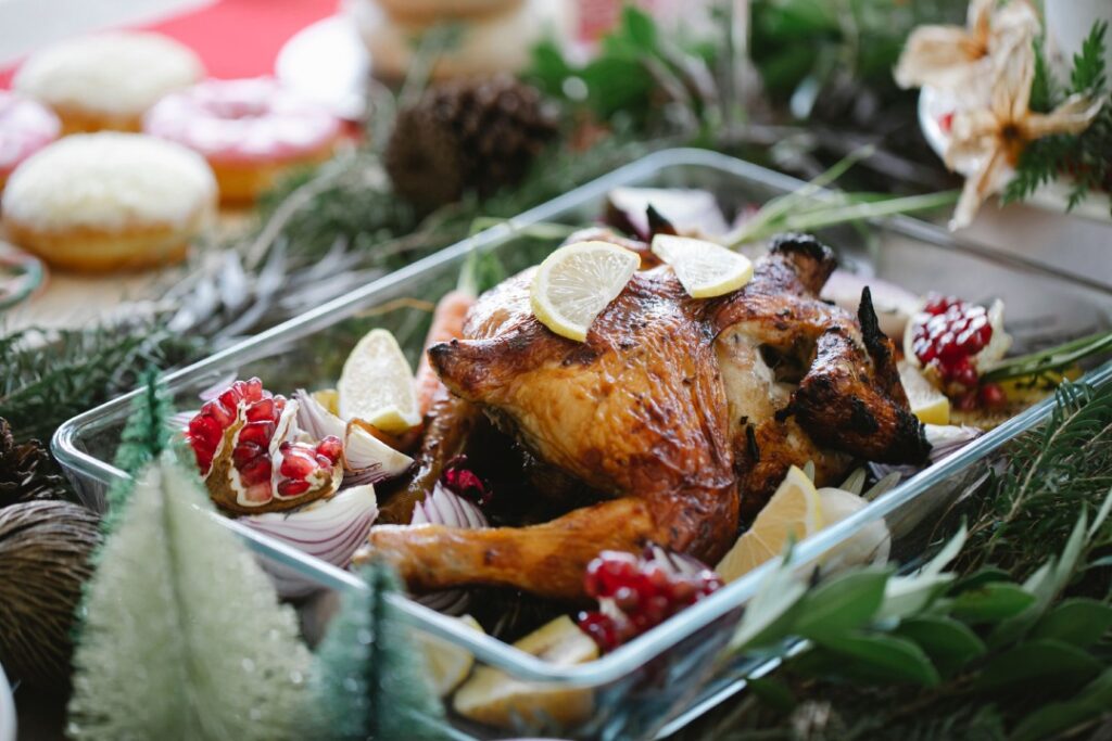 pavo horneado en refractario de vidrio decorado con limones