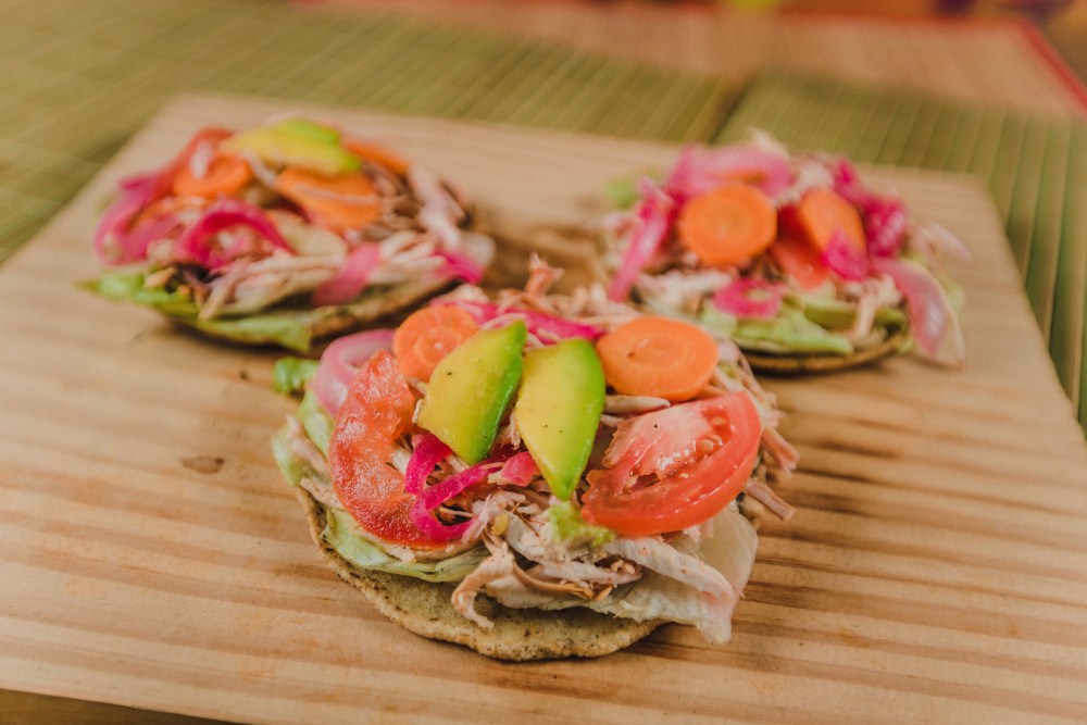 tostadas de salpicon de res con cebollas encurtidas